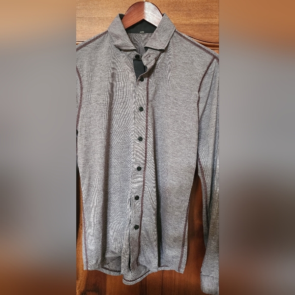 Men’s maroon Lululemon long sleeve - Picture 2 of 4